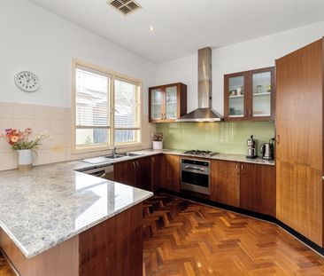 BRILLIANT BEACHSIDE LIFESTYLE ! - Photo 3