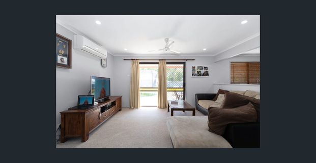 Spacious Family Home in Prime Andergrove Location! - Photo 1