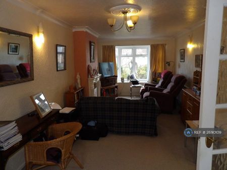 3 bedroom semi-detached house to rent - Photo 2