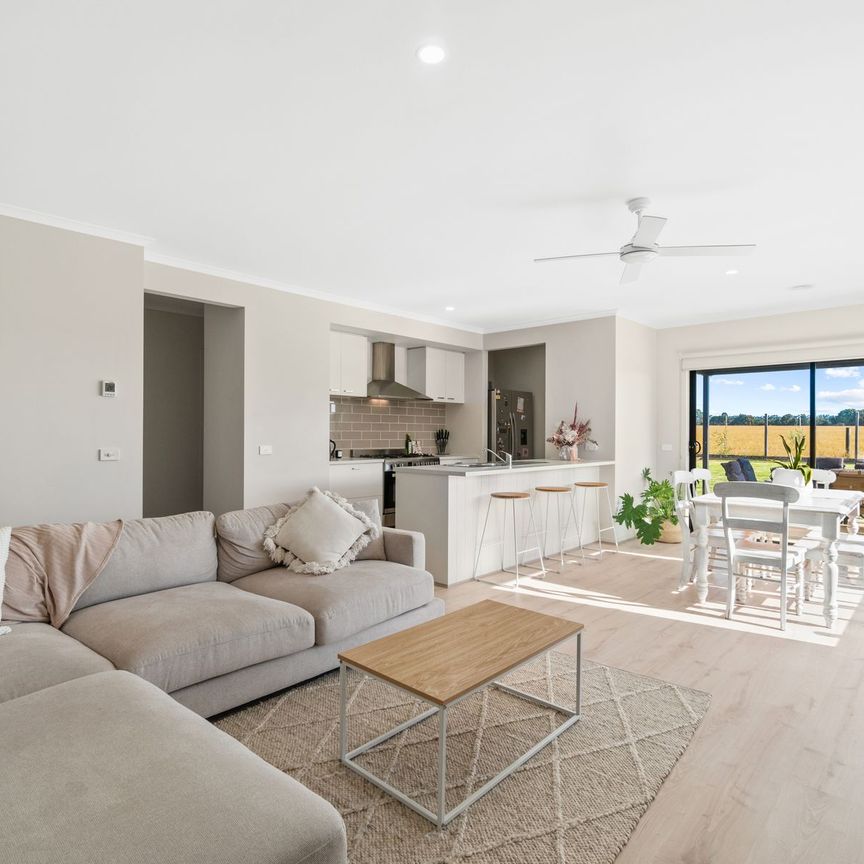 STUNNING HOME IN EMERALD WATERS ESTATE - Photo 1