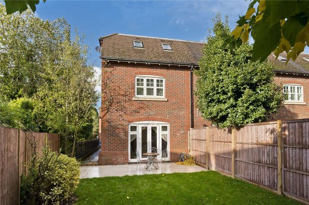 A beautifully presented family home 0.4 miles away from Claygate train station. Further benefitting from off street parking. - Photo 1