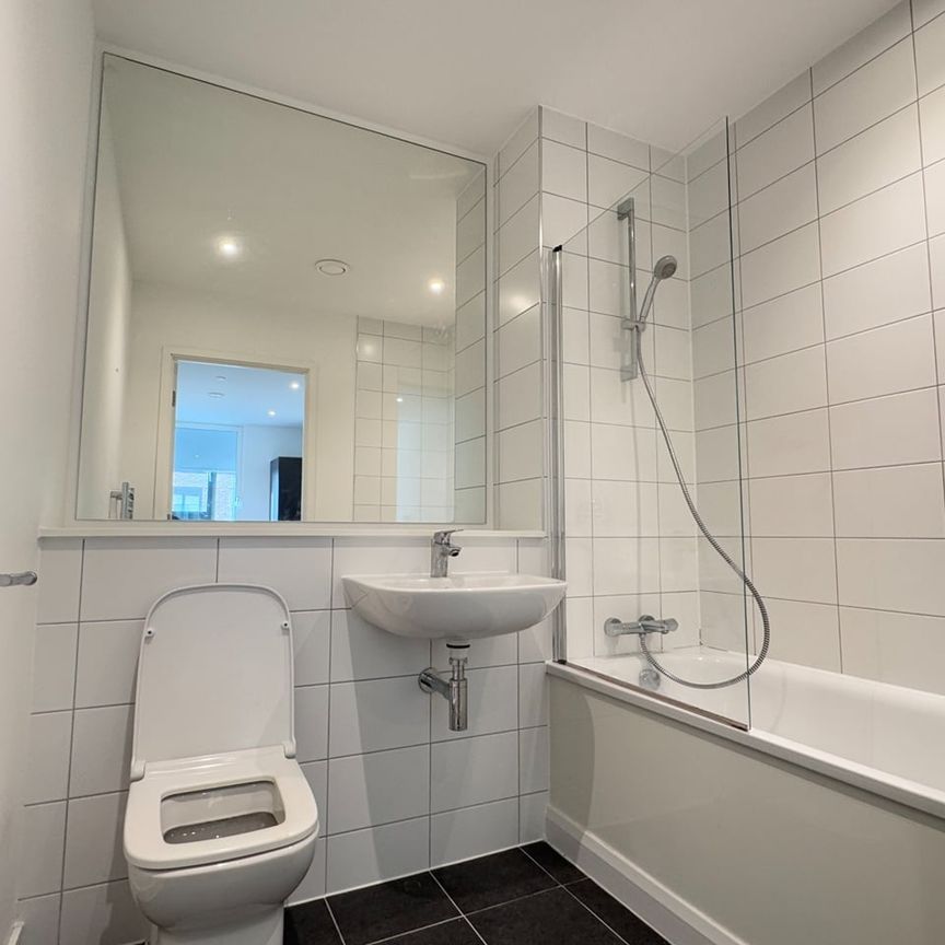 2 Bed Flat, Wharf End, M17 - Photo 1