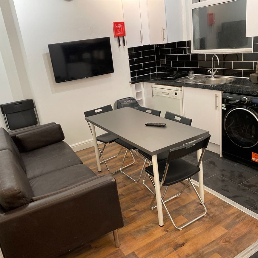 Room in a Shared Flat, Denmark Hill, SE5 - Photo 1