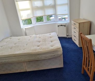 Beautiful room available in NW4 - Photo 2