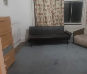 Room in a Shared House, Charlton Road, SE3 - Photo 3