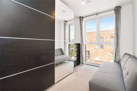 A stylish three bedroom penthouse apartment with balcony and parking. - Photo 4