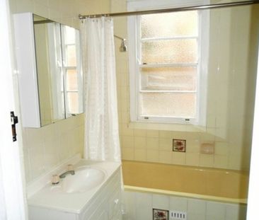 Three Bed Unit in Convenient Location - Photo 1