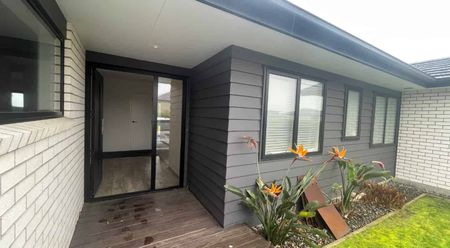 Stunning 4 bedroom low maintenance - Photo 5