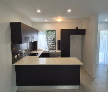 Modern Townhouse Living - Rent Inc Water! - Photo 4