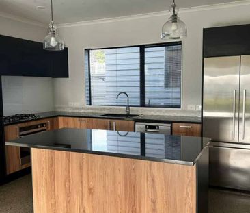 Stylish 3-Bedroom Home in East Tamaki Heights - Photo 5