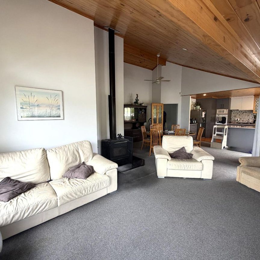 Spacious 4 Bedroom + Office Home in Pauanui - Photo 1
