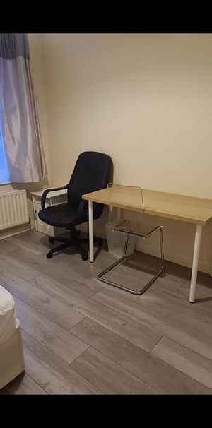 Room in a Shared House, London, N18 - Photo 1