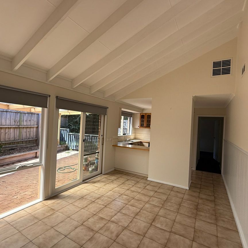 8 Frances Crescent, Cranbourne North VIC - Photo 1