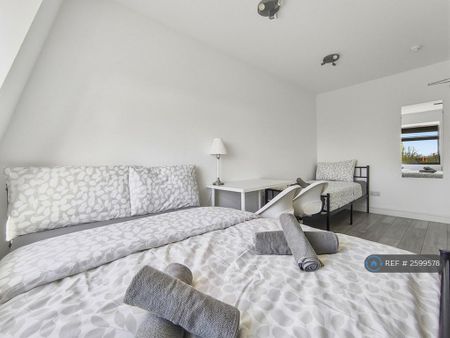 1 bedroom in a house share to rent - Photo 3