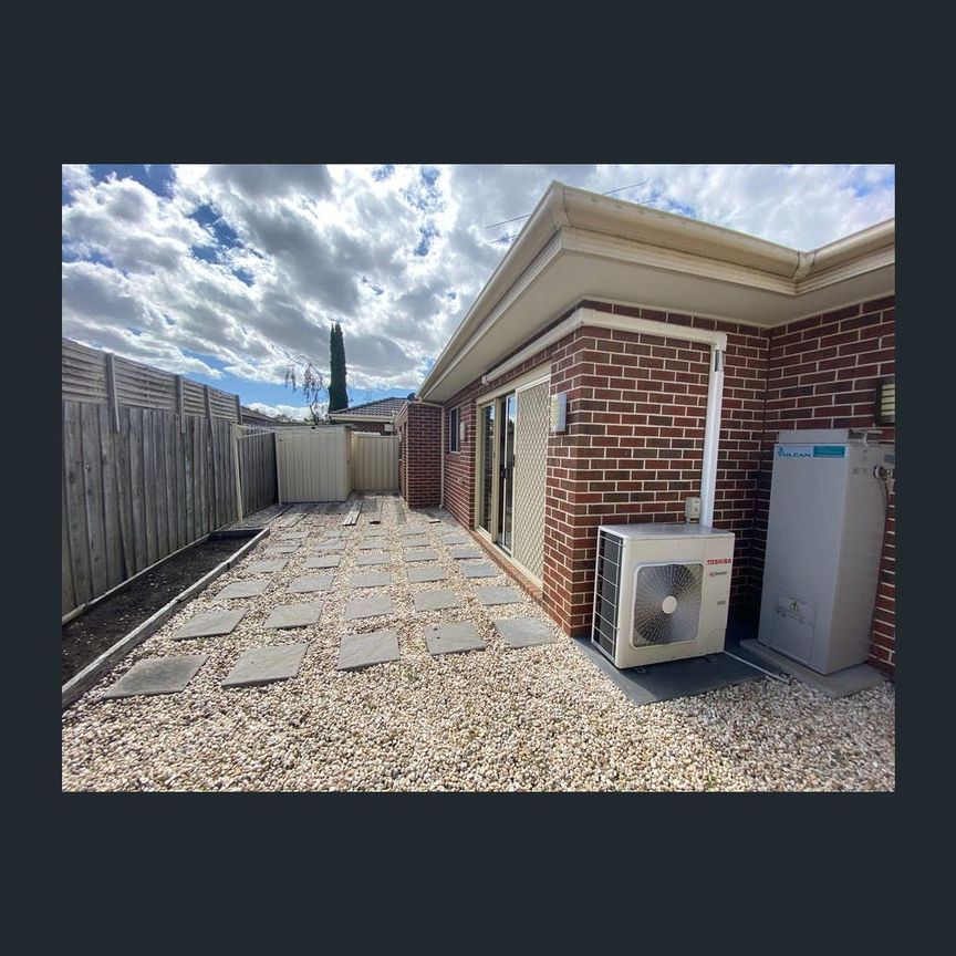 2/4 Warwick Place, Tullamarine, Vic 3043 - Photo 1
