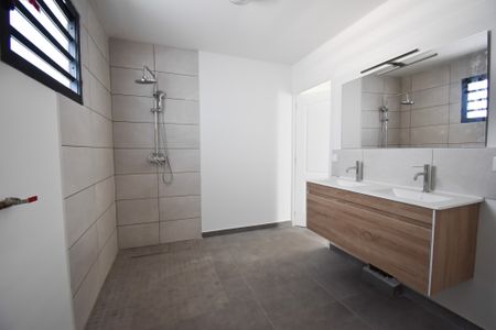 Location Maison 4 pièces 101m² ST DENIS 97490 - Photo 3