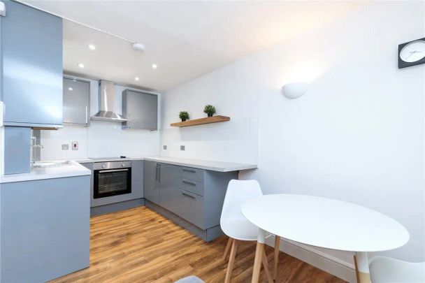 1 bedroom flat in London - Photo 1