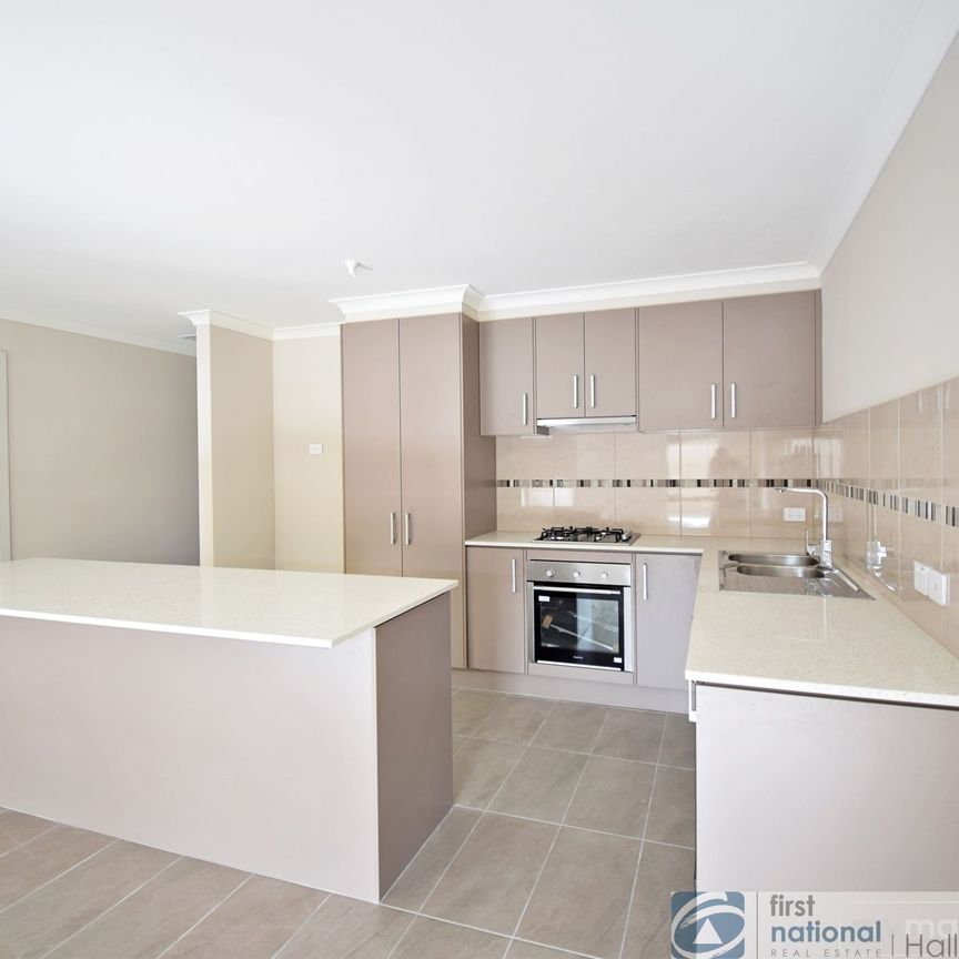 This beautiful 3 bedroom family home is situated minutes away from all amenities! - Photo 1
