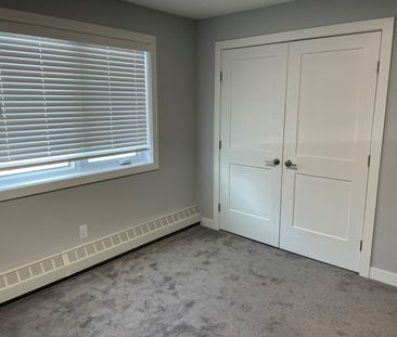 Small Pet Friendly 1 bed Apt located on the beach front in Sylvan Lake - Photo 2