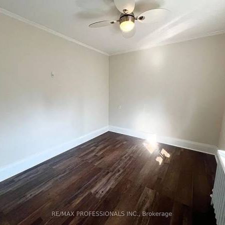 2 bedrooms and 1 bath in a fantastic location! - Photo 1