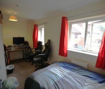 4 bedroom end of terrace house to rent - Photo 6