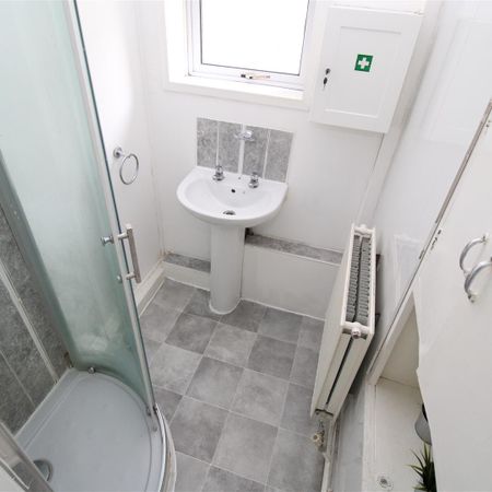 Room For Rent Queen Street, Pontypridd - Photo 3