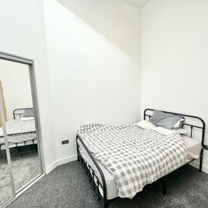 1 bedroom in a house share to rent - Photo 2