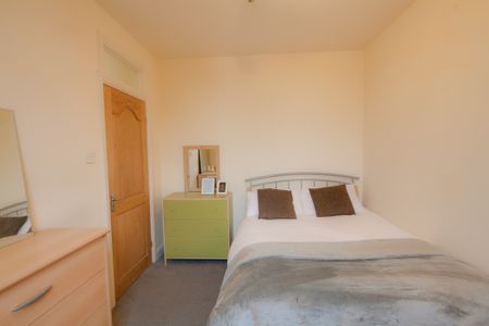 🏥 10 Min Walk to Salford Royal | 5-Bed Houseshare - Photo 3