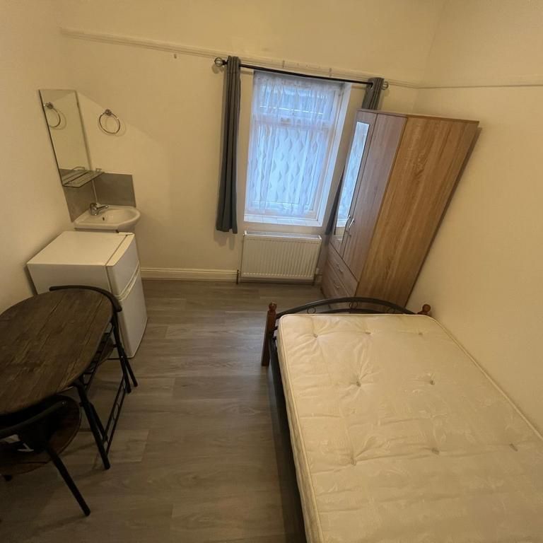 1 bedroom in a house share to rent - Photo 1