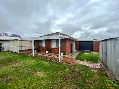 Charming 3-Bedroom Home with Spacious Living Areas - Photo 5