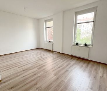 Helle & moderne 2-Zimmer-Altbauwohnung mit Einbauküche in zentraler Lage - Photo 2