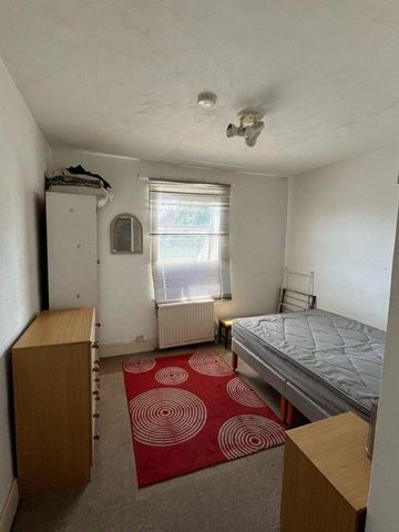 1 bedroom in a house share to rent - Photo 4