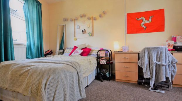 6 bedroom House in Chiswick Street, Leeds - Photo 1