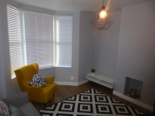 4 bedroom end of terrace house to rent - Photo 1