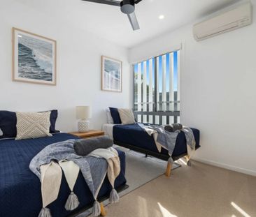 Modern 3 bedroom Townhouse - Walk to the beach! Fully furnished - Photo 5