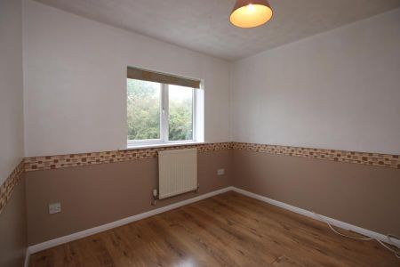 4 bedroom end of terrace house to rent - Photo 5