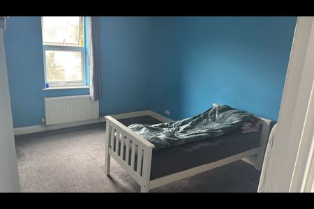 3 Bed Flat, Maple Court, SM4 - Photo 3