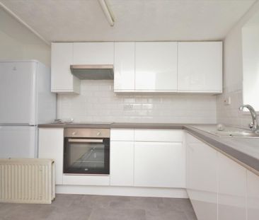 4 bedroom end of terrace house to rent - Photo 2