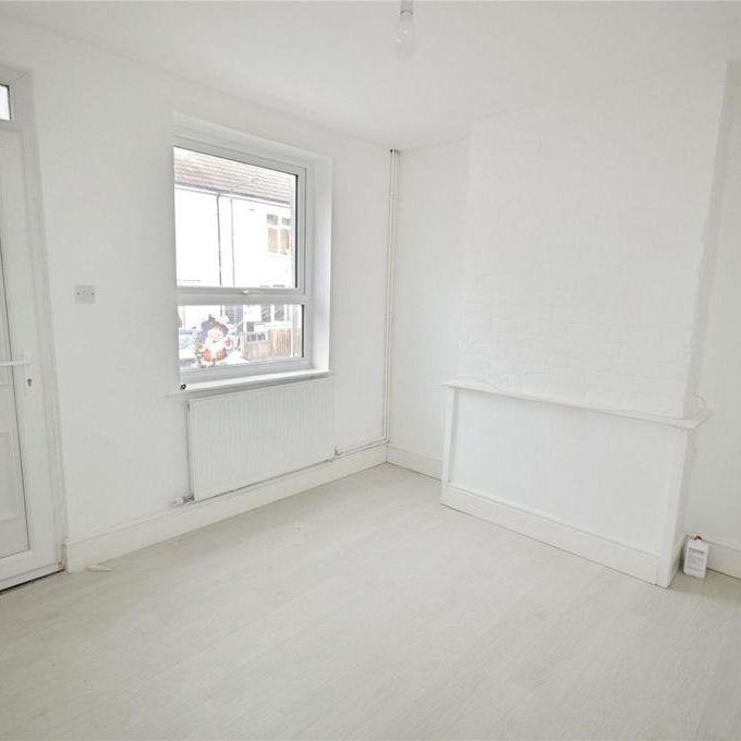 2 bedroom end of terrace house to rent - Photo 1