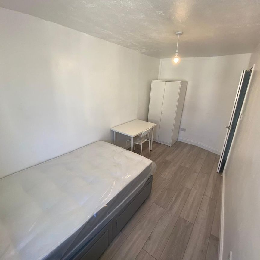 2 Bed Flat, Western Road, BN3 - Photo 1