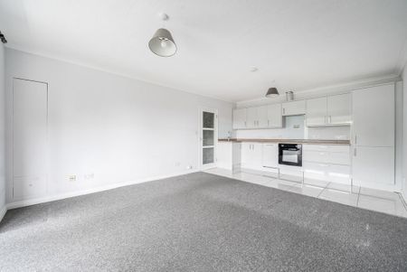 3 bedroom flat to rent - Photo 3