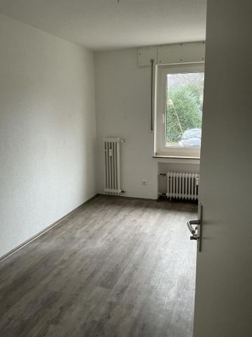 Erdgeschoss mit Badewanne und Balkon - Photo 2