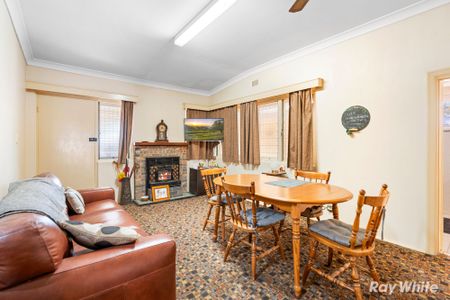 Fully Furnished Living in the Heart of Wagga Wagga - Photo 2