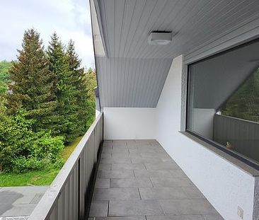 Dachgeschosswohnung mit Balkon und traumhaften Ausblick ins Grüne! - Photo 1