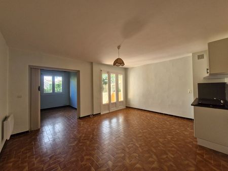 A LOUER T2 RDV AVEC BALCON PORT LA NOUVELLE - Photo 3