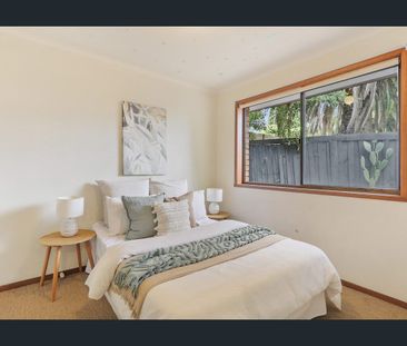 Three-bedroom home with brand new carpet and paint - Photo 2