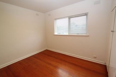 SPACIOUS APARTMENT IN AN IDEAL LOCATION! - Photo 2