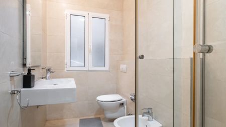 Room in a shared 6-bedroom apartment for rent in Alicante, bills included - Photo 4