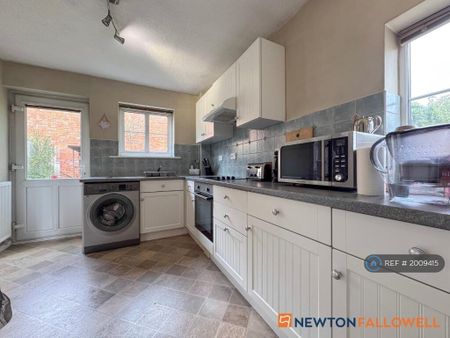 3 bedroom semi-detached house to rent - Photo 5