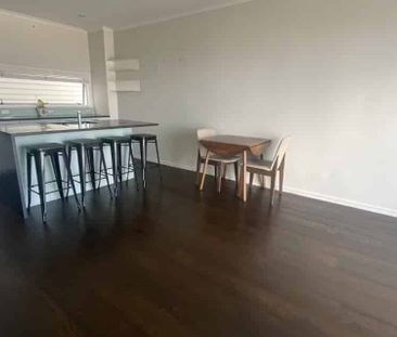 City Fringe Townhouse Avail from 22nd December - Photo 3